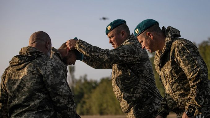 Marine ucraniano recibe su boina características tras completar su ciclo de entrenamiento previo al envío al frente. Fuente - Ministerio de Defensa de Ucrania.