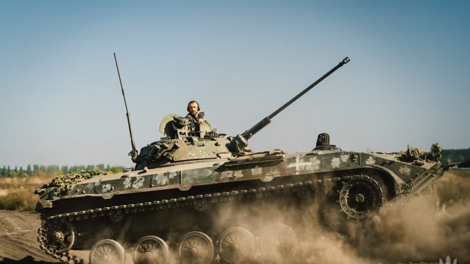 BMP ucraniano de la 60ª Brigada Mecanizada durante un entrenamiento al oeste del país.