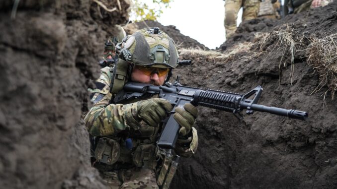 Fusilero de la brigada "Spartan" de la Guardia Nacional de Ucrania durante un ejercicio. Fuente - @MilitaryLandNet.