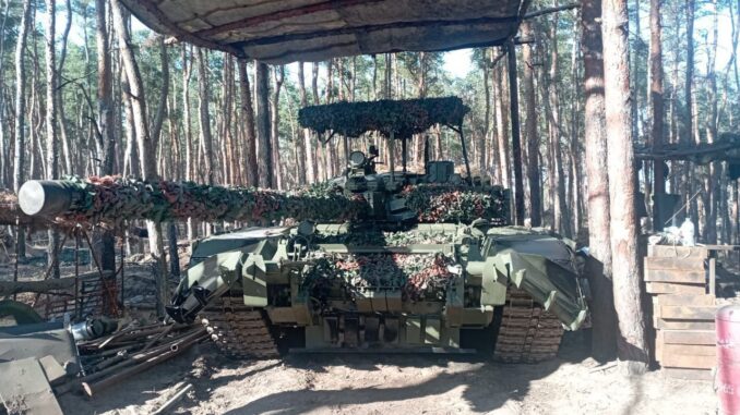 Carro de combate T-72B3 protegida por cúpula, redes de camuflaje y situado además bajo un palio que tiene por objetivo dificultar a los drones de observación enemigo la identificación. Fuente - Telegram