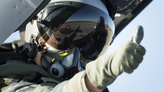 Piloto de combate del Ejército del Aire y del Espacio antes de iniciar el vuelo. Fuente - Ejército del Aire y del Espacio.