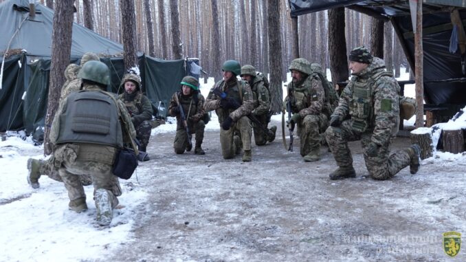 Militares ucranianos antes de realizar una patrulla. Fuente - Ministerio de Defensa de Ucrania