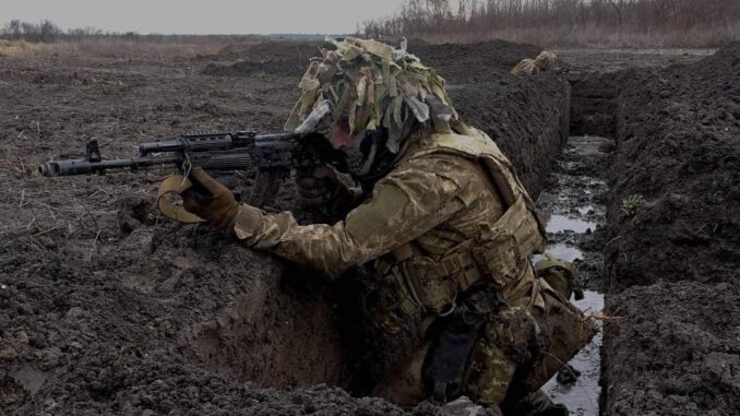 Militar ucraniano defendiendo una trinchera. Fuente - Ministerio de Defensa de Ucrania