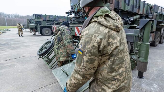 Militares ucranianos adiestrándose en el manejo de los sistemas antiaéreos Patriot. Fuente - Ministerio de Defensa de Alemania