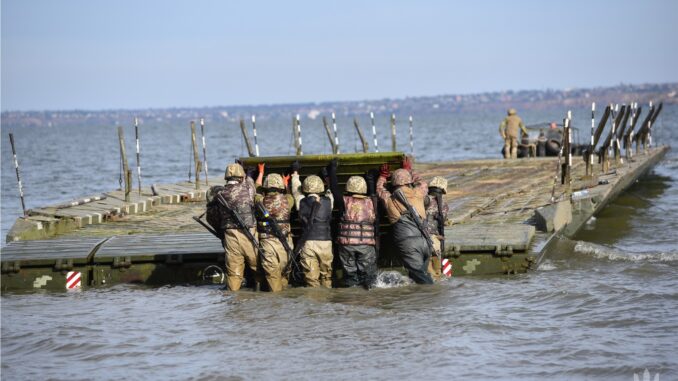 Miembros del 808º Regimiento de Pontones ucraniana practicando la forma de cruzar masas de agua. Fuente - @MilitaryLandNet