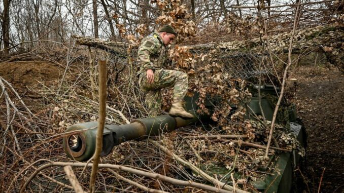 Un buen ejemplo de las medidas de camuflaje y protección pasiva, mediante malla metálica, utilizadas en este caso por miembros de la 65ª Brigada Mecanizada ucraniana. Fuente - Ministerio de Defensa de Ucrania