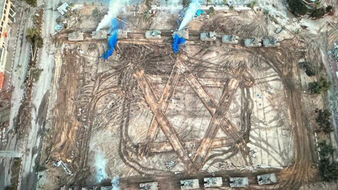 Carros de combate y blindados israelíes tras dibujar una estrella de David sobre lo que era un supuesto campo de instrucción de Hamás en el norte de Gaza. Fuente - @jpartej