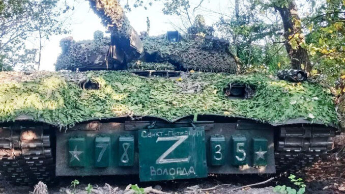 T-80U ruso en servicio en Ucrania. Nótense los añadidos de blindaje reactivo acoplados al faldón delantero. Fuente - Telegram