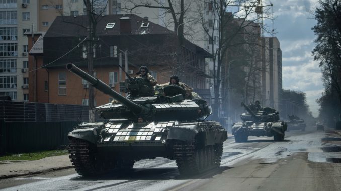 Carros de combate ucranianos en Mariúpol. Autor - Evgeniy Maloletka