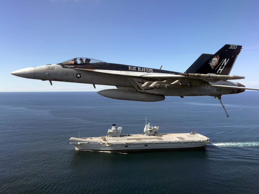 F/A-18E Super Hornet sobrevolando el HMS Prince of Wales
