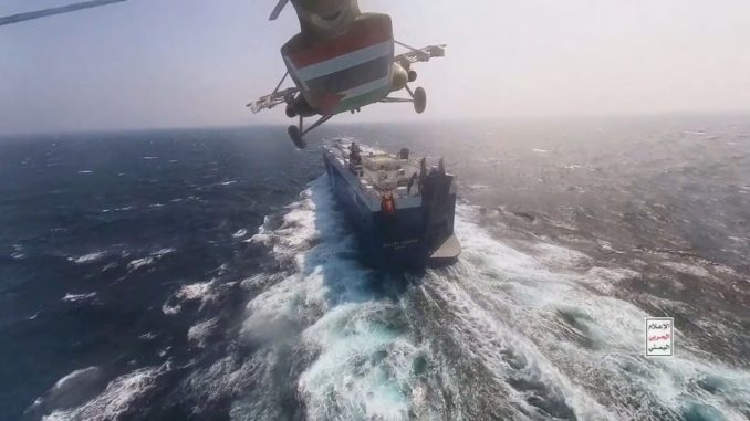 Helicóptero hutí atacando el buque Galaxy Leader en el Mar Rojo el 20 de noviembre de 2023