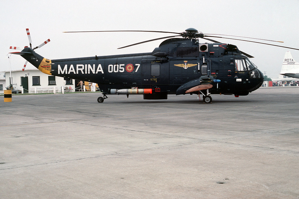 Helicóptero Sickorsky SH-3D con numeral 005-7 y matriculado Z.9A-7. Nótese que inicialmente los helicópteros fueron matriculados en España con la letra Z, posteriormente, fueron rematriculados con la letra H, como en este caso, a HS.9-07. El helicóptero está dotado con un torpedo Mk44 y un misil antisuperficie Aérospatiale AS-11. Fuente: P. J. Bishop.