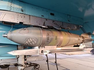Bomba planeadora rusa FAB-500 a la que se ha acoplado un prototipo de kit de guiado