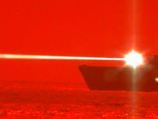 El USS Portland (LPD-27) probando un arma láser contra un dron