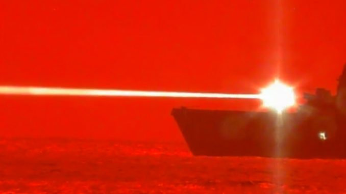 USS Portland (LPD-27) testant une arme laser contre un drone