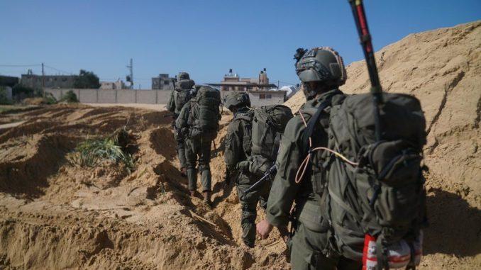 Tropas israelíes se disponen a entrar en una zona urbanizada de Gaza, en donde se enfrentan a la guerra de guerrillas urbana organizada por Hamás.