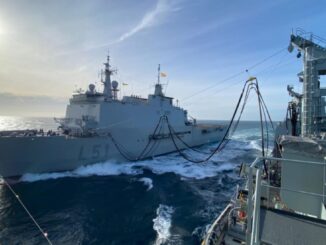 L-51 Galicia de la Armada repostando en alta mar